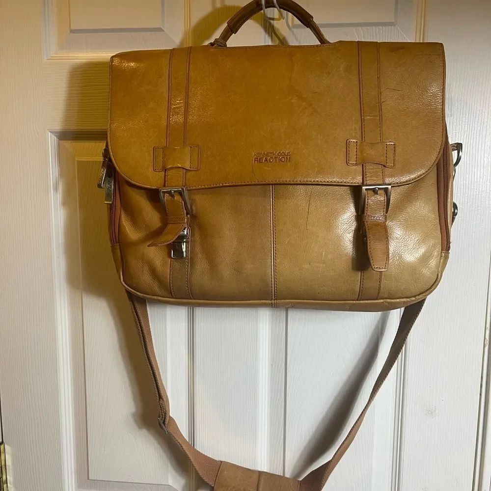 Kenneth Cole Reaction Leather tan Messenger / laptop Bag silver tone Hardwares.